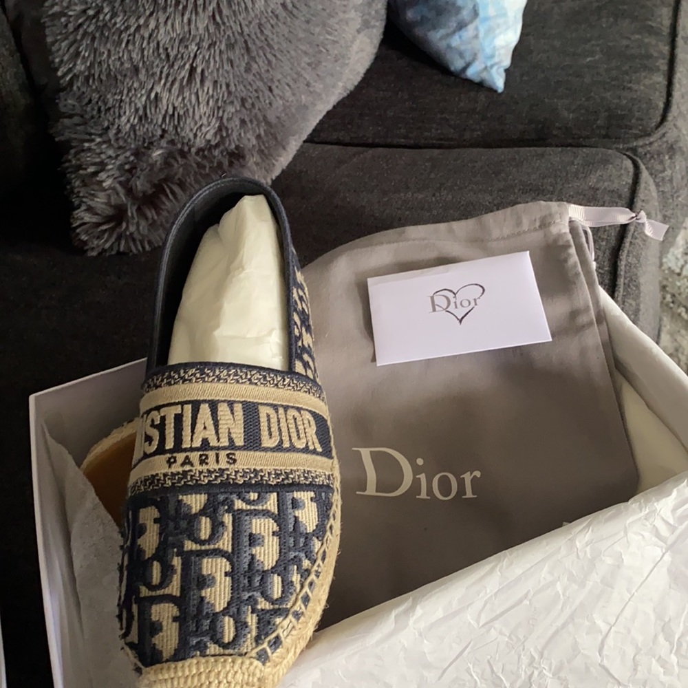 Never worn, ordered wrong size. - Picture 2 of 4